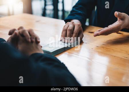 Hands Banker geben Bargeld Geld an Geschäftsmann, Kredit-und Kredit-Leasing-Konzept Stockfoto