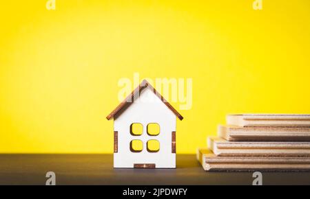 Bodenbeläge in einem Holzhaus. Linoleum und ein kleines Haus. Laminat oder Linoleum für den Boden im Haus. Auswahl an Bodenbelägen. Stockfoto