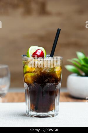 Cuba Libre Cocktail mit Rum, Cola und Früchten Stockfoto