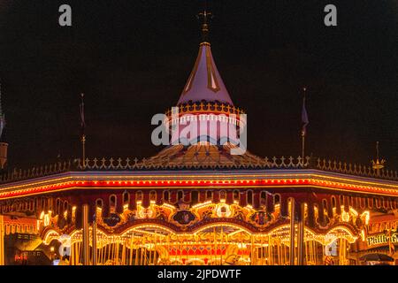 Die Karussellfahrt im Vergnügungspark beleuchtet bei Nacht, Walt Disney World, Florida, USA Stockfoto