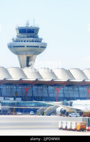 Tagsüber Turm des Flughafens Adolfo Suárez Madrid-Barajas oder des Flughafens Madrid-Barajas Stockfoto