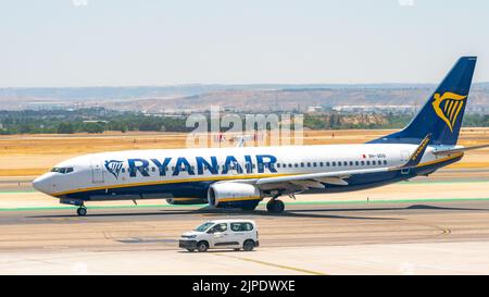 Ein Ryanair-Flugzeug auf dem Asphalt eines spanischen Flughafens Stockfoto