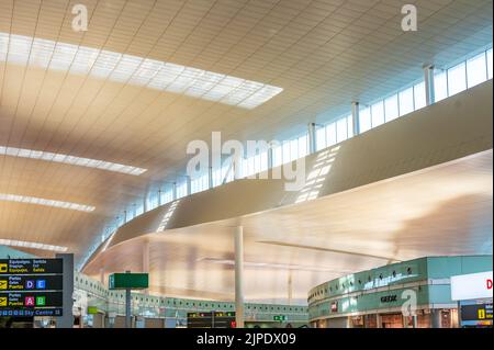 Die Innenarchitektur des Flughafens Josep Tarradellas Barcelona-El Prat, der auch als Flughafen Barcelona bekannt ist Stockfoto