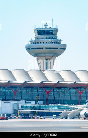 Tagsüber Turm des Flughafens Adolfo Suárez Madrid-Barajas oder des Flughafens Madrid-Barajas Stockfoto