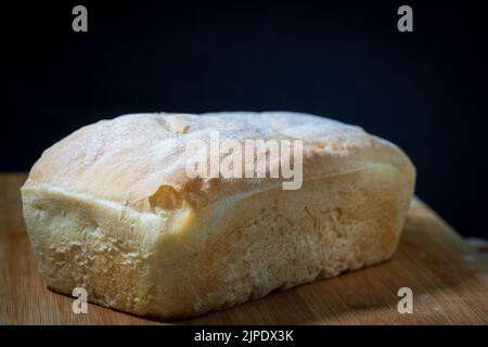 Frisch gebackenes Brot auf Holzschneidebrett Stockfoto