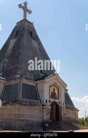 RUSSLAND, KRIM - JUL 09, 2022: Sewastopol nikolaus Friedhof Kirche krim wundertäter russland Denkmal Kreuz Pyramide, Konzept Nord-Architekt aus st Stockfoto