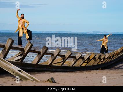 Edinburgh, Schottland, Großbritannien. 17.. August 2022. Die Tänzer Aakash Odedra und Hu Shenyuan von der Aakash Odedra Dance Company führen vor der Eröffnung ihrer Produktion Samsara am 18.. August im Lyceum Theatre in Edinburgh im Rahmen des Edinburgh International Festival 2022 Tanzbewegungen am Portobello Beach durch. Iain Masterton/Alamy Live News Stockfoto