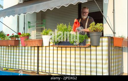 Ruhestand, Haus, Balkon, Ruhestand, Ruhestand, Pensionen, Häuser, Balkone Stockfoto