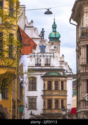 MÜNCHEN, DEUTSCHLAND - APRIL 7: Das berühmte Hofbräuhaus in München, Deutschland am 7. April 2022. Stockfoto