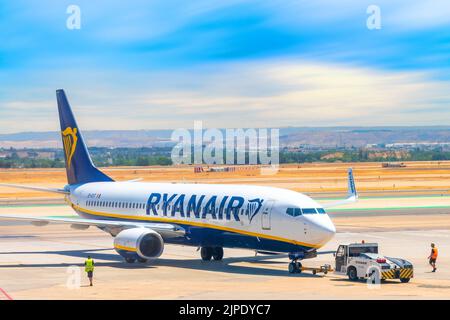 Ein Ryanair-Flugzeug auf dem Asphalt eines spanischen Flughafens Stockfoto