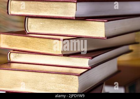 Stapel von Büchern, eleganten Handschriften, Wissenschaft und klassischer Literatur Stockfoto