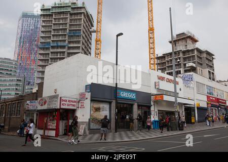 Croydon, Großbritannien, 17. August 2022: Die studentische Krankenschwester Owami Davies wurde zuletzt am 7. Juli auf der Clarendon Road in der Nähe des Bahnhofs West Croydon gesehen. Ihre Mutter, Nicol Davies, hat sich dafür eingesetzt, dass die Öffentlichkeit bei der Verfolgung von ihr mithilft. Die Metropolitan Police hat fünf Festnahmen durchgeführt, zwei wegen Mordverdachts und drei wegen des Verdachts auf Entführung, obwohl alle Verdächtigen auf Kaution freigelassen wurden. Überall in der Gegend wurden Plakate angebracht, die ihr letztes Bild zeigen, das sie auf cctv auf der London Road aufgenommen hat. Anna Watson/Alamy Live News Stockfoto