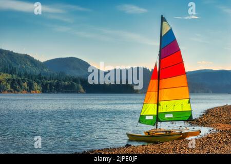 Ein Katamaran befindet sich am Ufer des Kalama River in Washington. Stockfoto