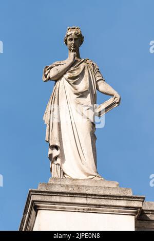 Britannia und ihre Begleiter Skulpturen auf dem Regierungsgebäude des Auswärtigen Amtes und des Commonwealth Office, London. Weisheit, Frau mit Buch Stockfoto