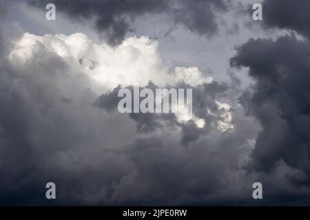 Dunkle, ominöse Sturmwolken erfüllen den Himmel im ländlichen Tennessee Stockfoto