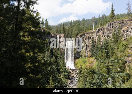 Tumalo Falls in der Nähe von Bend, Oregon, im Sommer. Stockfoto
