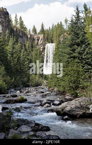 Tumalo Falls in der Nähe von Bend, Oregon, im Sommer. Stockfoto