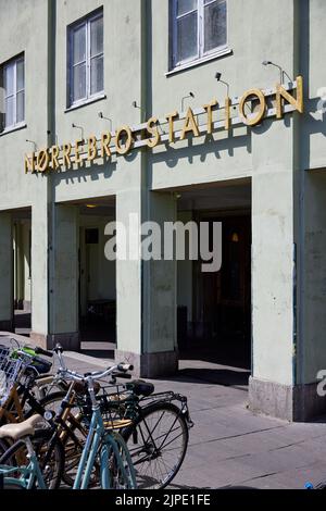 Bahnhof Nørrebro (entworfen von Knud Tanggaard Seest, 1930), Schild an der Fassade; Kopenhagen, Dänemark Stockfoto