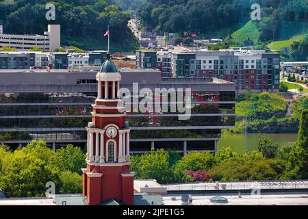 Knoxville, Tennessee, USA - 8. August 2022: Blick vom Dach eines 14-stöckigen Gebäudes in der Innenstadt von Knoxville, Tennessee Stockfoto