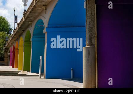 Knoxville, Tennessee, USA - Auguts 6, 2022: Rainbow Colors on Clinch Ave. Bridge feiert das 40.. Jahr der Weltausstellung, die hier stattfand Stockfoto