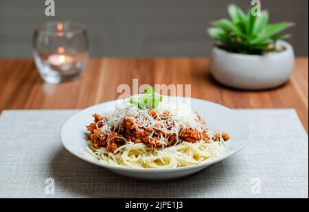 Spaghetti Bolognese in einem Restaurant mit schönem Hintergrund Stockfoto