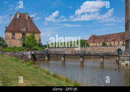 Das 1567 erbaute Château de Sully ist kein Museumsschloss, aber es wurde noch von Madame la Duchesse de Magenta, Marquise de Mac Mahon, bewohnt. Stockfoto