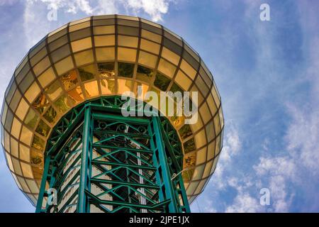 Knoxville, Tennessee, USA - Auguts 6, 2022: Die Kugel wurde 1982 für die Weltausstellung gebaut. Stockfoto