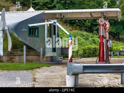 Knoxville, Tennessee, USA - Auguts 6, 2022: Diese Flugzeugtankstelle wurde 1930 gebaut und 2016 in einen Friseurladen umgewandelt, der einst mehr ist Stockfoto