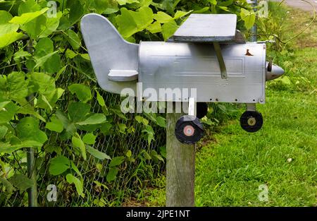 Knoxville, Tennessee, USA - Auguts 6, 2022: Nahaufnahme der Flugzeugtankstelle, gebaut in 1930 Mailbox. Stockfoto