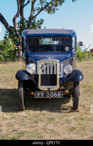 1932 30s, dreißiger Jahre blauer Austin 7 Salon auf dfisplay auf der Southport Flower Show, Merseyside, UK Stockfoto