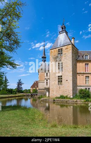 Das 1567 erbaute Château de Sully ist kein Museumsschloss, aber es wurde noch von Madame la Duchesse de Magenta, Marquise de Mac Mahon, bewohnt. Stockfoto