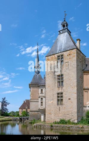 Das 1567 erbaute Château de Sully ist kein Museumsschloss, aber es wurde noch von Madame la Duchesse de Magenta, Marquise de Mac Mahon, bewohnt. Stockfoto