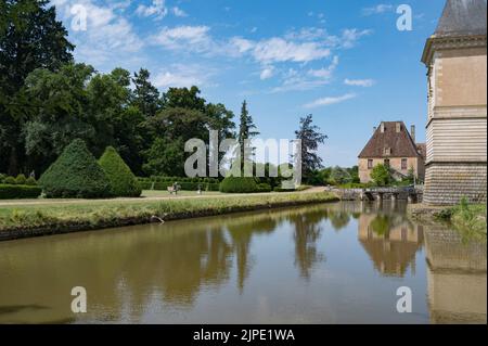 Das 1567 erbaute Château de Sully ist kein Museumsschloss, aber es wurde noch von Madame la Duchesse de Magenta, Marquise de Mac Mahon, bewohnt. Stockfoto