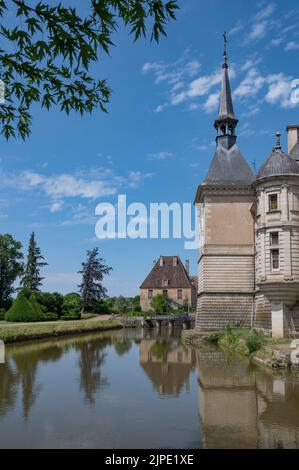 Das 1567 erbaute Château de Sully ist kein Museumsschloss, aber es wurde noch von Madame la Duchesse de Magenta, Marquise de Mac Mahon, bewohnt. Stockfoto