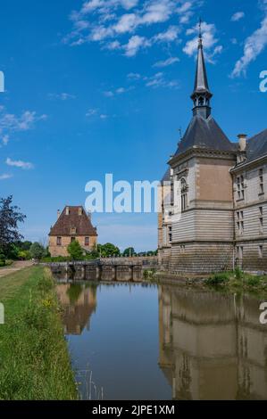 Das 1567 erbaute Château de Sully ist kein Museumsschloss, aber es wurde noch von Madame la Duchesse de Magenta, Marquise de Mac Mahon, bewohnt. Stockfoto