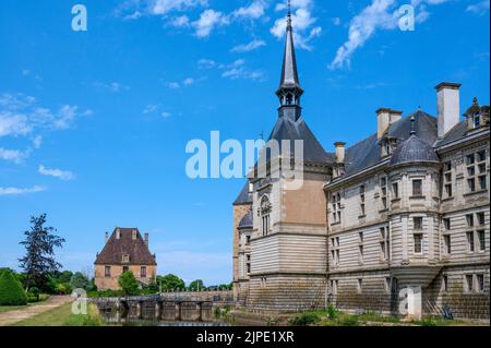 Das 1567 erbaute Château de Sully ist kein Museumsschloss, aber es wurde noch von Madame la Duchesse de Magenta, Marquise de Mac Mahon, bewohnt. Stockfoto