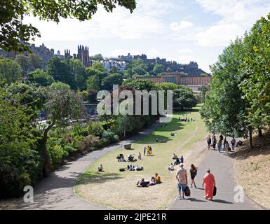 Edinburgh City Centre, Schottland, Großbritannien. 17.. August 2022. Das St. James Quarter und die umliegenden Gärten im Stadtzentrum waren nicht zu voll mit Touristen und Bewohnern, es war immer noch leicht, sich zu bewegen, was während der Festivalzeit ungewöhnlich ist. Im Bild: Touristen in den Princes Street Gardens East. Kredit: Scottishrecreative/alamy Live Nachrichten. Stockfoto