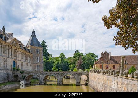 Das 1567 erbaute Château de Sully ist kein Museumsschloss, aber es wurde noch von Madame la Duchesse de Magenta, Marquise de Mac Mahon, bewohnt. Stockfoto