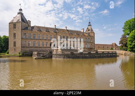 Das 1567 erbaute Château de Sully ist kein Museumsschloss, aber es wurde noch von Madame la Duchesse de Magenta, Marquise de Mac Mahon, bewohnt. Stockfoto