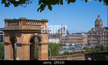 Edinburgh City Centre, Schottland, Großbritannien. 17.. August 2022. Eine malerische Aussicht vom Hügel über die Stadt auf das St. James Quarter und die Balmoral-Uhr. Kredit: Scottishrecreative/alamy Live Nachrichten. Stockfoto