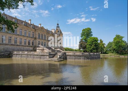 Das 1567 erbaute Château de Sully ist kein Museumsschloss, aber es wurde noch von Madame la Duchesse de Magenta, Marquise de Mac Mahon, bewohnt. Stockfoto