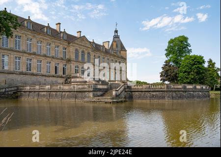 Das 1567 erbaute Château de Sully ist kein Museumsschloss, aber es wurde noch von Madame la Duchesse de Magenta, Marquise de Mac Mahon, bewohnt. Stockfoto