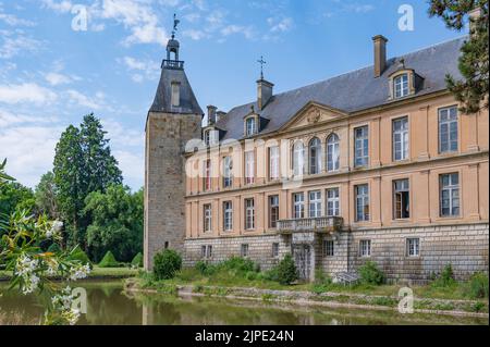 Das 1567 erbaute Château de Sully ist kein Museumsschloss, aber es wurde noch von Madame la Duchesse de Magenta, Marquise de Mac Mahon, bewohnt. Stockfoto