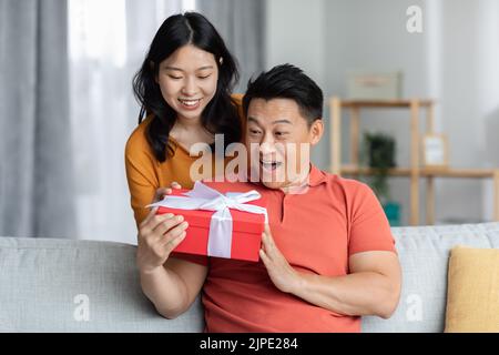 Glückliche asiatische Frau feiert Geburtstag mit ihrem Freund Stockfoto