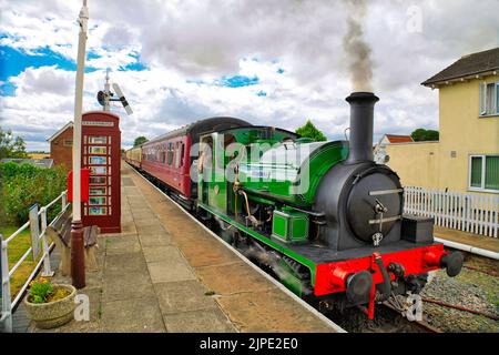 Dampfzug, der von einem Tankmotor am Bahnsteig mit Telefonanschluss und Signal am Bahnhof von Lincolnshire Wolds Railway, Ludborough, England, Großbritannien, gezogen wird Stockfoto