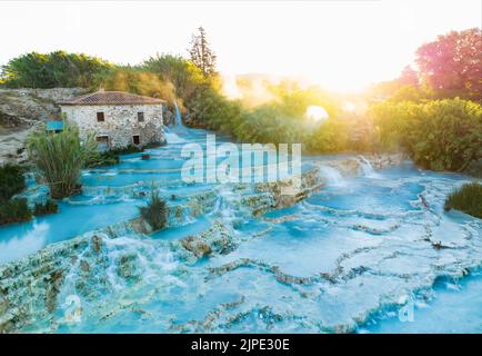 Blick von oben, atemberaubende Luftaufnahme von Le Cascate del Mulino, einer Gruppe von schönen heißen Quellen in der Gemeinde Manciano, Toskana Stockfoto