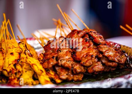 Köstlicher Hähnchen-Shish-Kebab auf Holzspießen Stockfoto