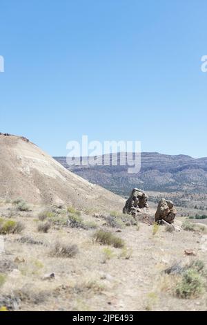 Blick vom Carroll Rim Trail auf Painted Hills am John Day Fossil Beds National Monument im Osten von Oregon, USA. Stockfoto