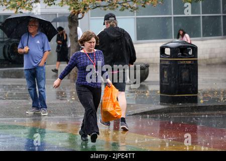 London, Großbritannien. 16. August 2022. Eine Frau geht durch den Regen in London. Das Met Office hat in den nächsten Tagen eine gelbe Wetterwarnung für Gewitter und schwere Regenfälle in den meisten Teilen des Landes herausgegeben. (Bild: © Dinendra Haria/SOPA Images via ZUMA Press Wire) Stockfoto