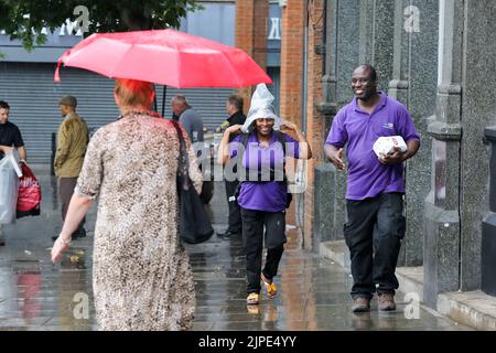 London, Großbritannien. 16. August 2022. In London sind die Menschen im Regen gefangen. Das Met Office hat in den nächsten Tagen eine gelbe Wetterwarnung für Gewitter und schwere Regenfälle in den meisten Teilen des Landes herausgegeben. (Bild: © Dinendra Haria/SOPA Images via ZUMA Press Wire) Stockfoto